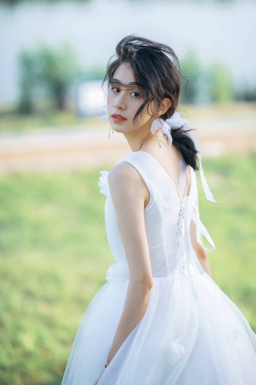 杨晞曝花海写真 高雅脱俗似花仙子