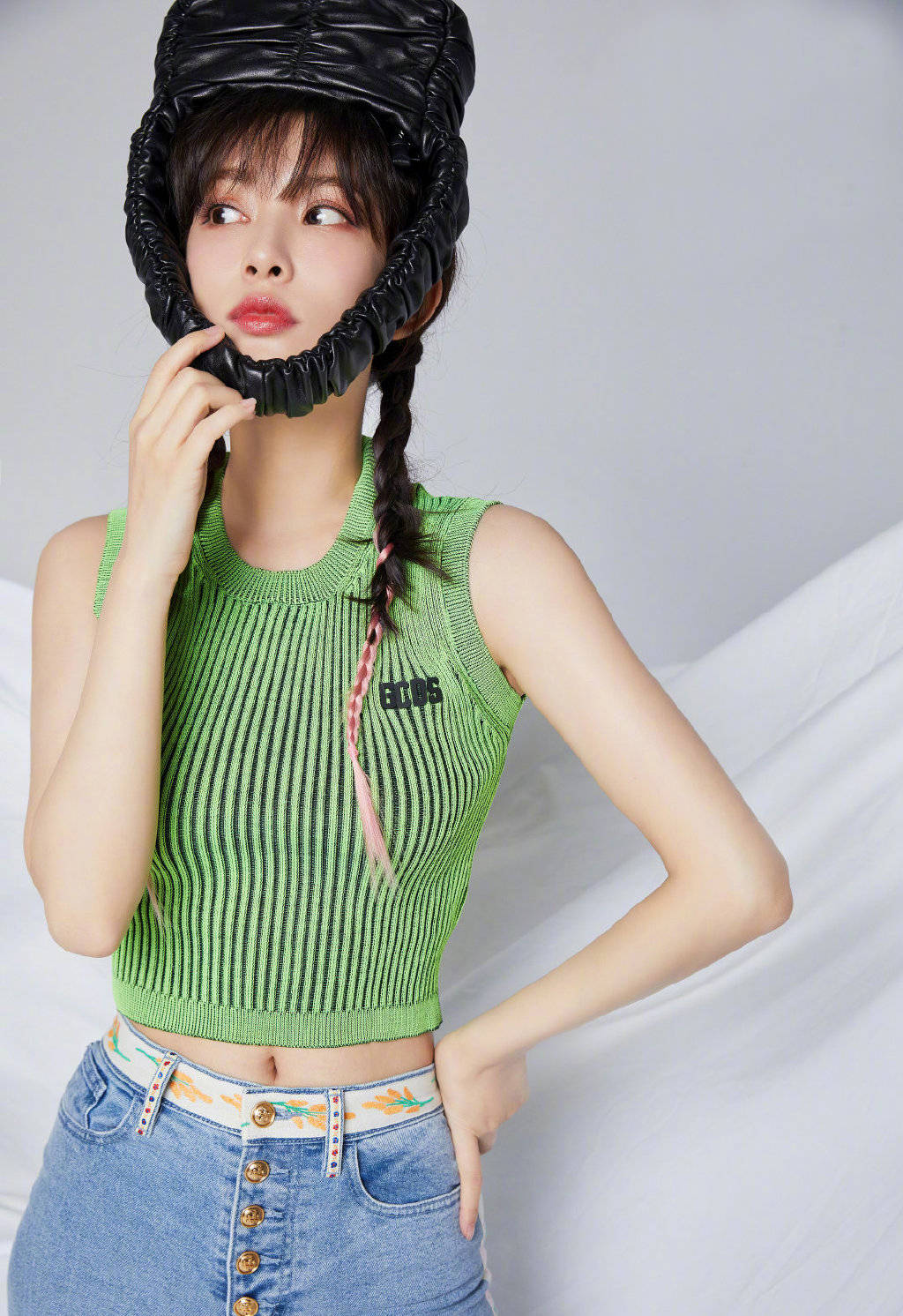 孟子义写真照曝光穿绿色针织背心秀a4腰搭配麻花辫俏皮可爱