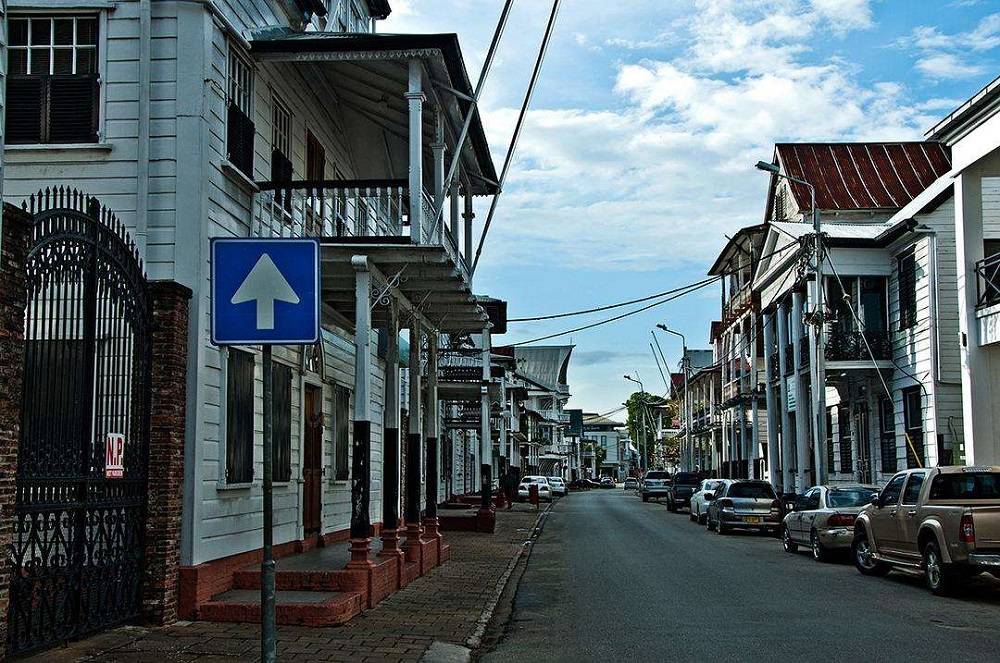 帕拉马里博街头