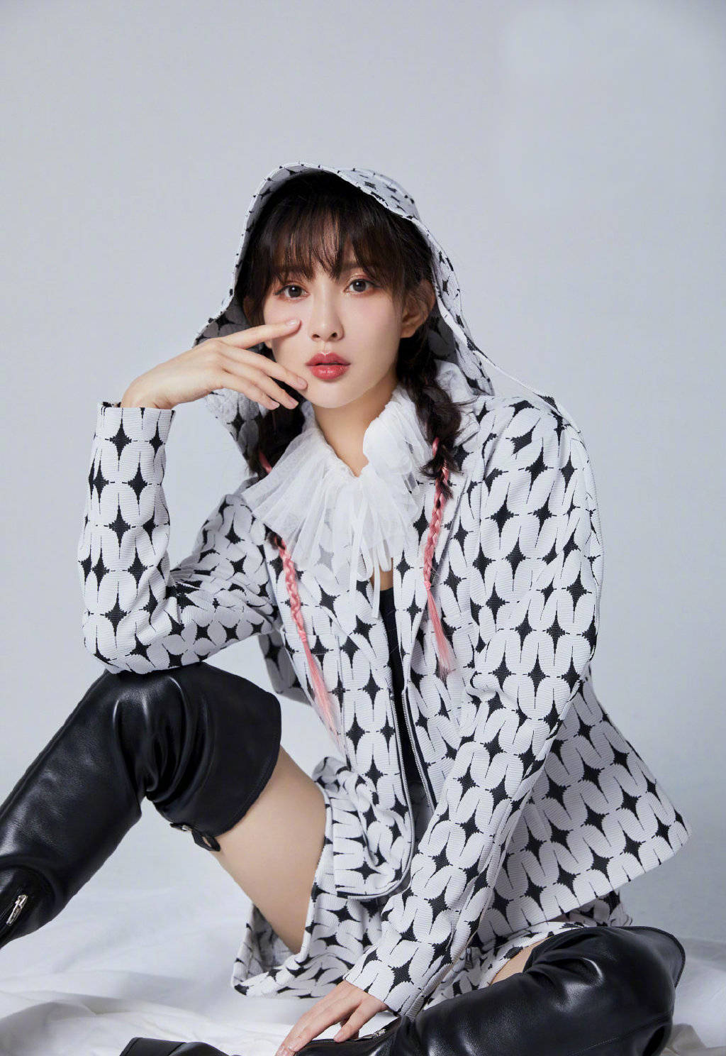 孟子义写真照曝光穿绿色针织背心秀a4腰搭配麻花辫俏皮可爱