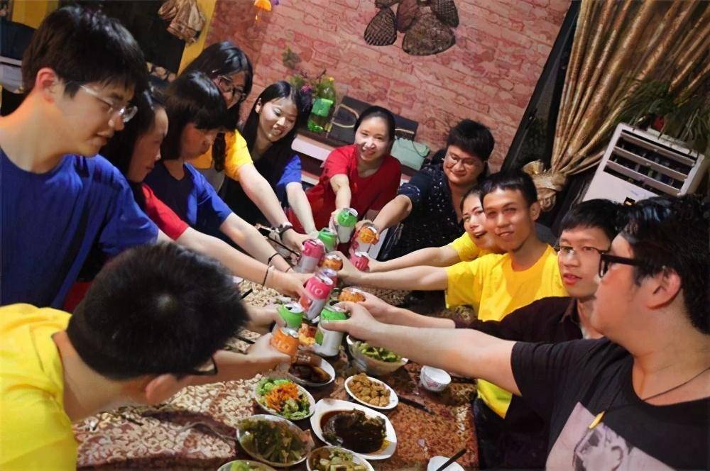 原创部门聚餐aa制人均80元我掏出优惠券抵账却被同事大骂一顿