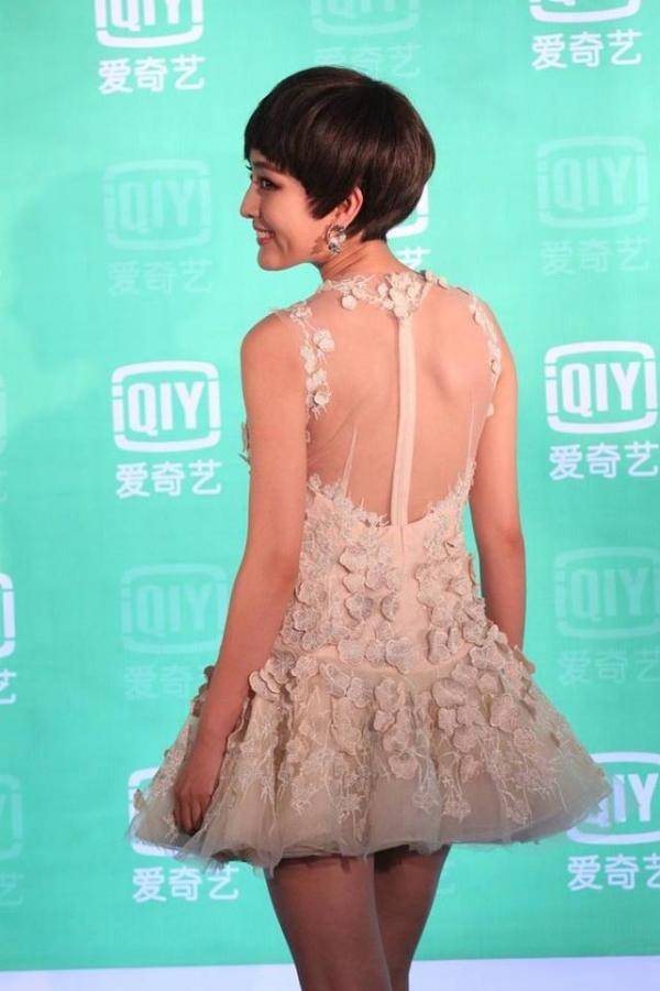 马苏穿衣风格真挺招摇的,前面挡块纱布,后背还露出一大半_手机搜狐网