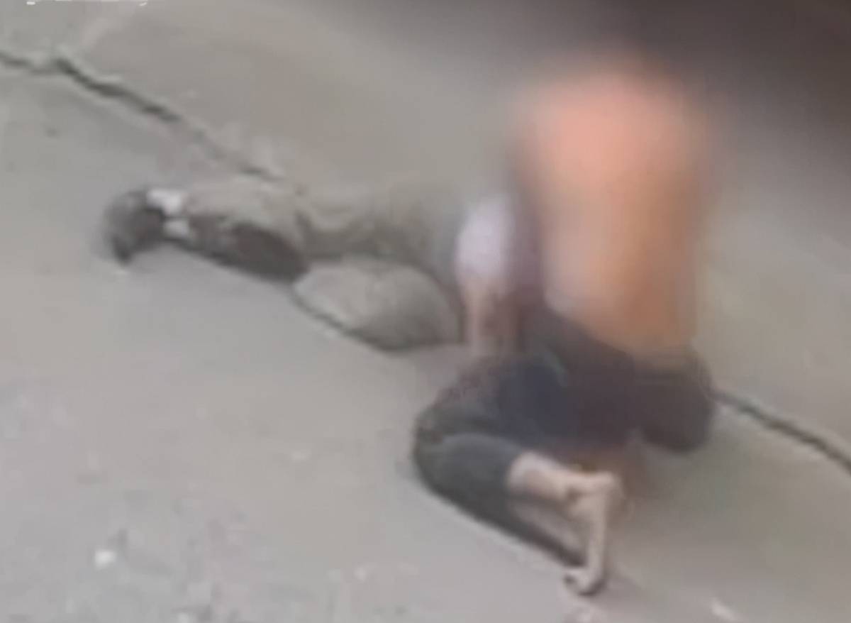 老人 广西一男子当街暴打老人，猛踹老人头部，老人绝望喊救命