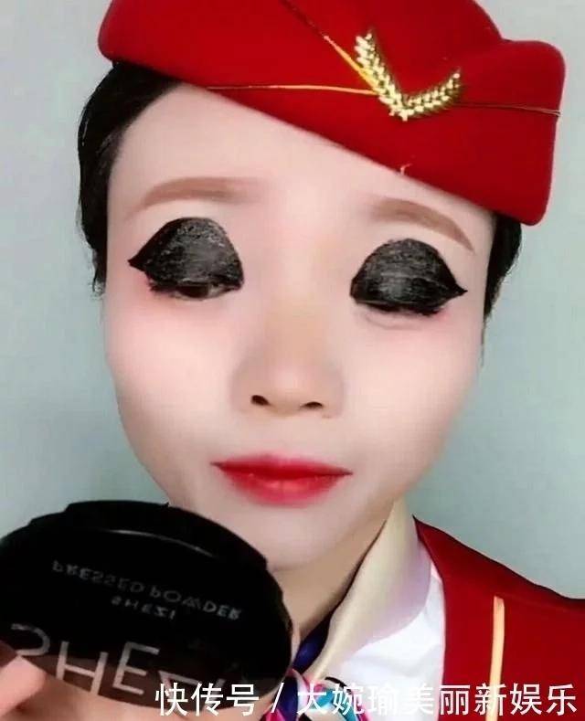 乍一看这位空姐小姐姐化眼妆的方法,还以为她要化的是烟熏妆呢!