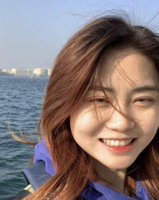 看到弹幕里面都在夸她,张大仙又骄傲了起来,果然是