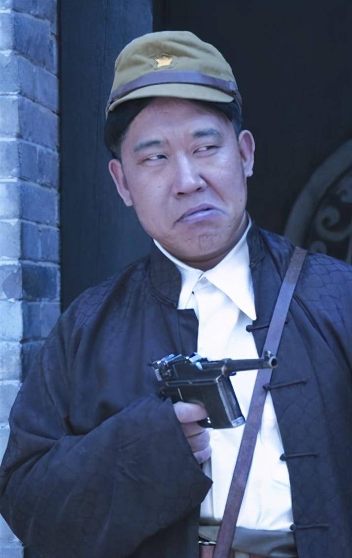 中国第一丑星,曾因长相被人轰出去,但妻女都貌美如花_杜旭东