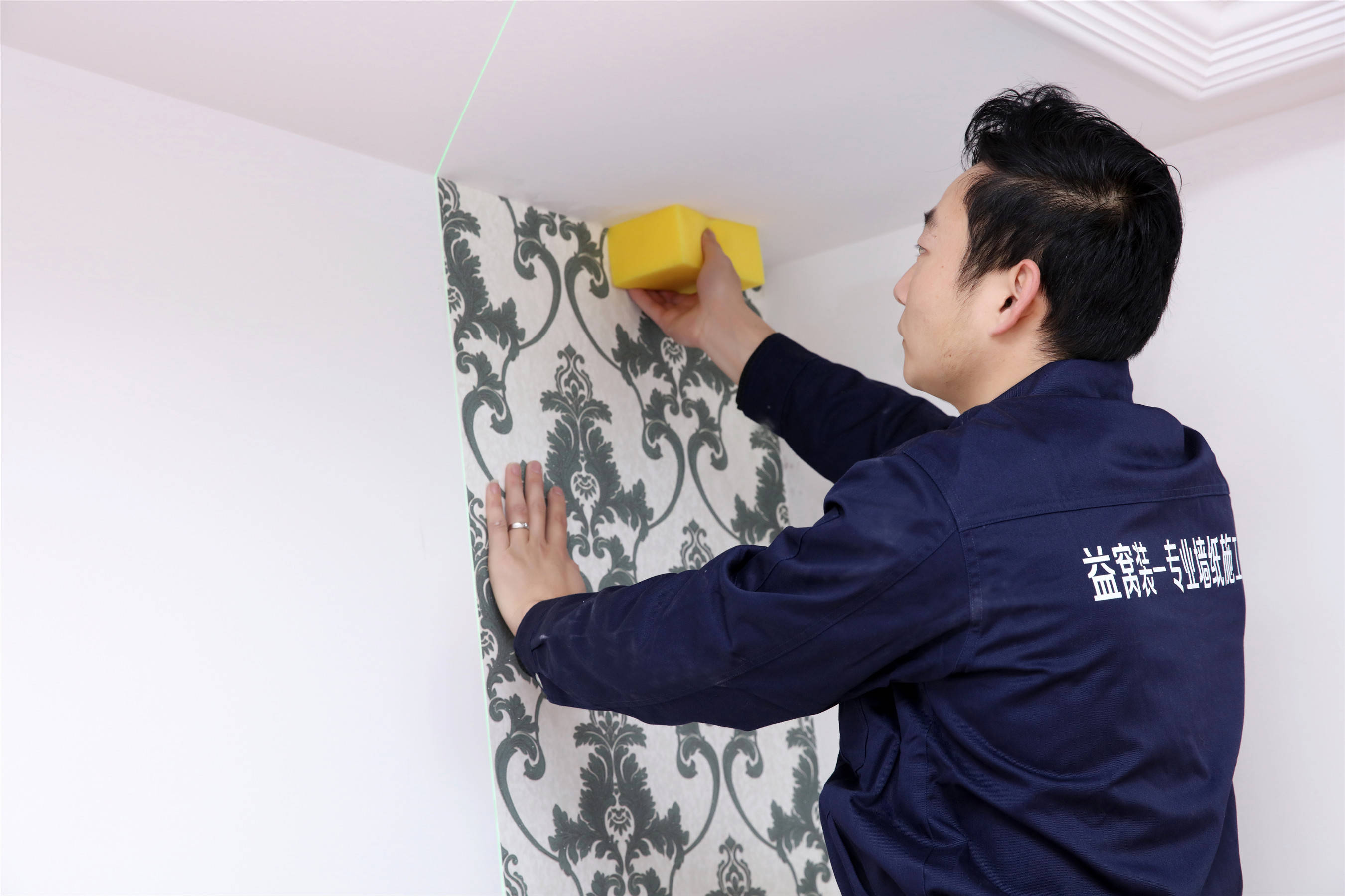 家居丨装修丨墙纸,无缝墙布需要在墙面刷糯米胶,怎么刷?