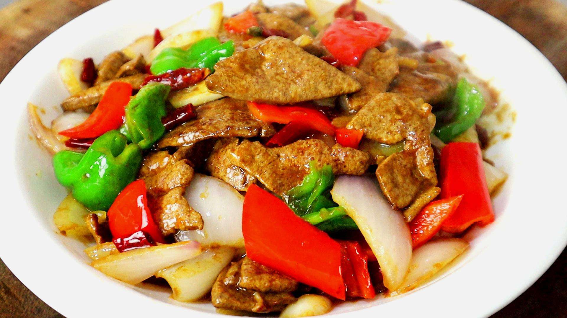 【葱爆猪肝】主料猪肝:300;洋葱:一个;蒜苗:2—3根;青椒:一个辅料料酒