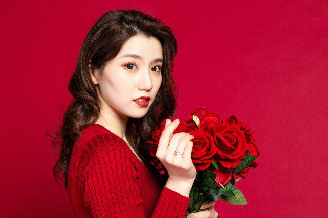 丈夫说情人节没空陪我,我却撞到他搂着我闺蜜从面前走过_安雁