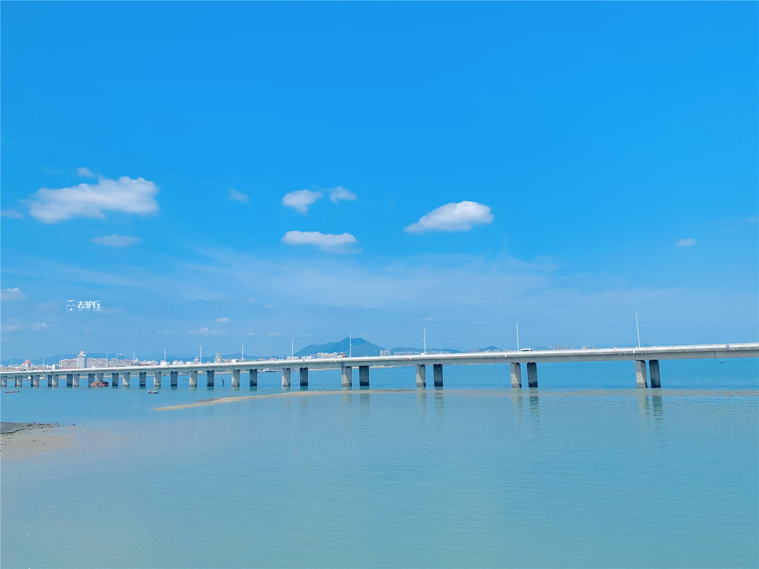 移山填海的城市:近万名工人修建海堤,塑造一座美丽海上花园城市