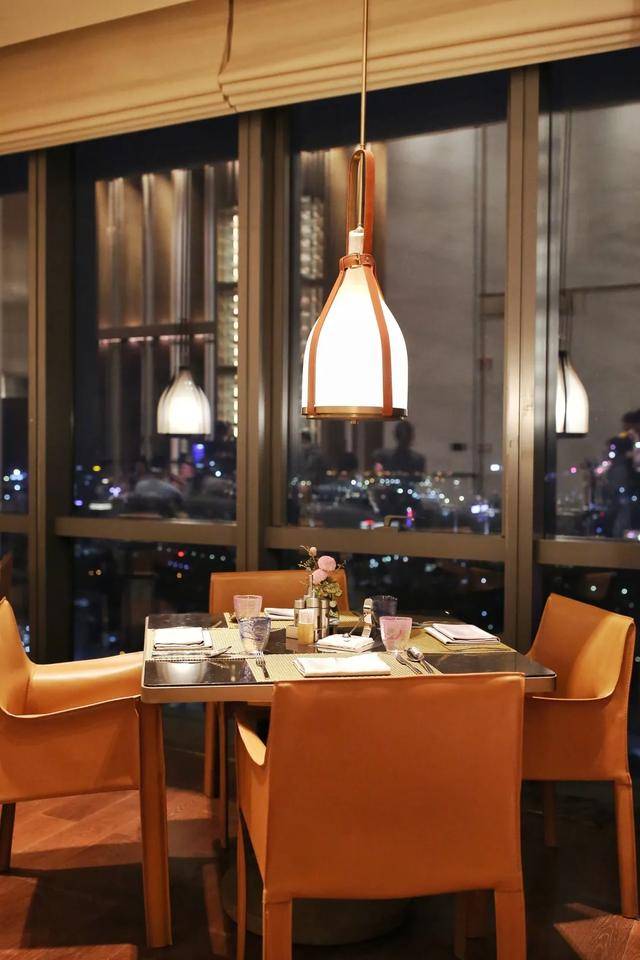 46层的彩云阁全日餐厅,环境优雅,阳光散落沐浴的全景落地玻璃窗边