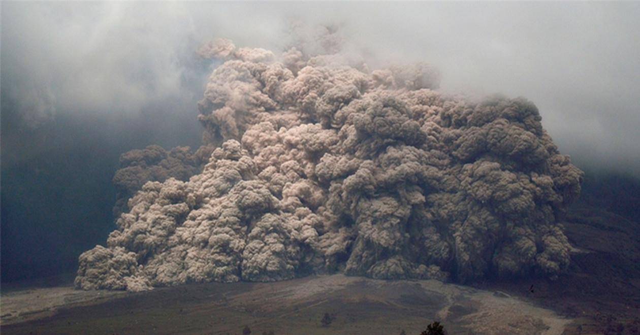 8月印尼日本爆发"双火山",火山灰高达8300米!_手机搜狐网