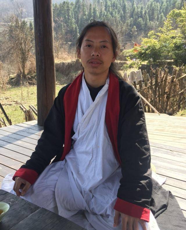 吴一琴子隐居千米深山8年,与女弟子结婚生娃,如今过得怎么样?