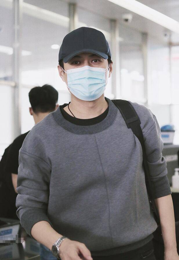 靳东回北京,机场"超模秀"气质好,大长腿太惹眼,抹消毒液动作标准且