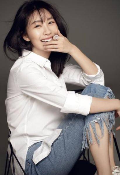 原创和黄晓明相爱多年被抛弃如今33岁仍单身活成让人羡慕的样子