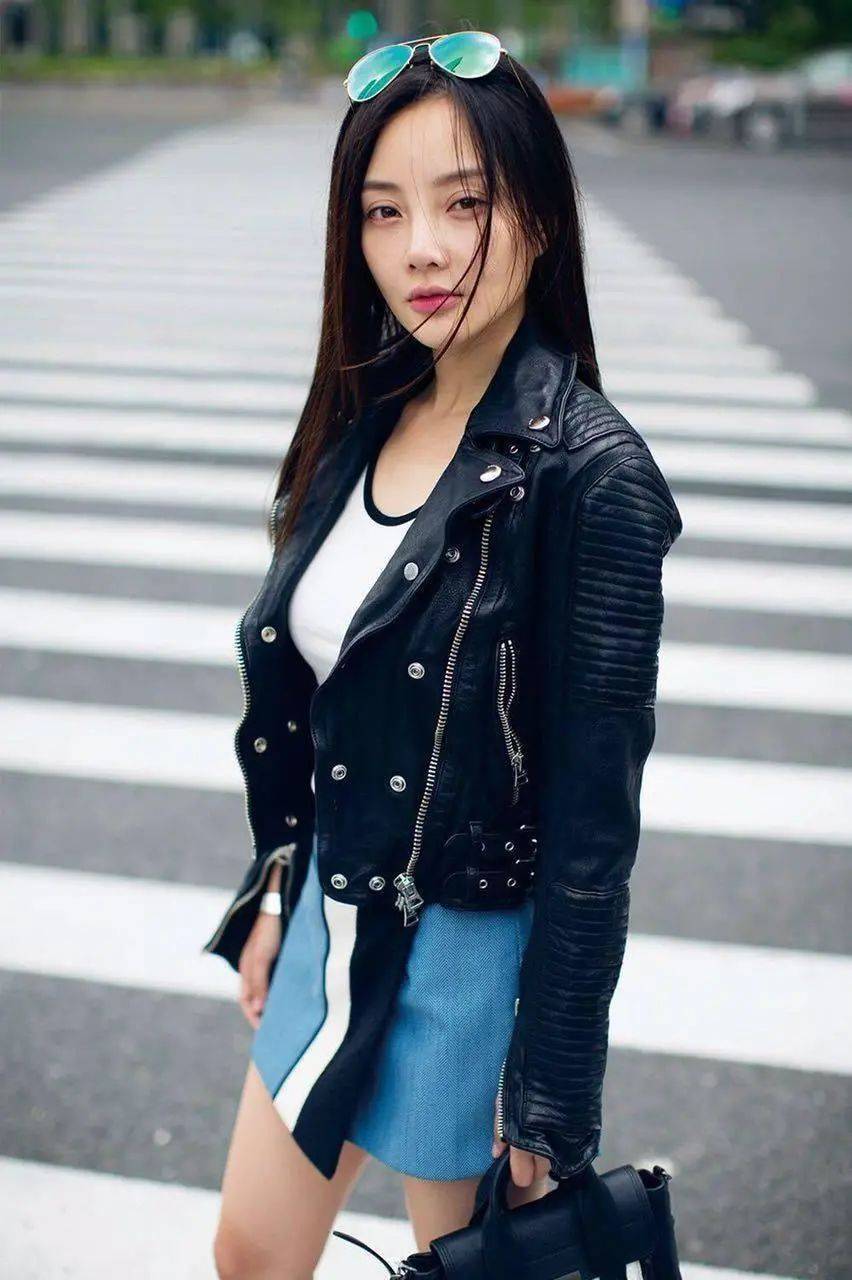 李小璐越活越年轻,露脐上衣搭破洞牛仔裤,"嘻哈少女范"十足