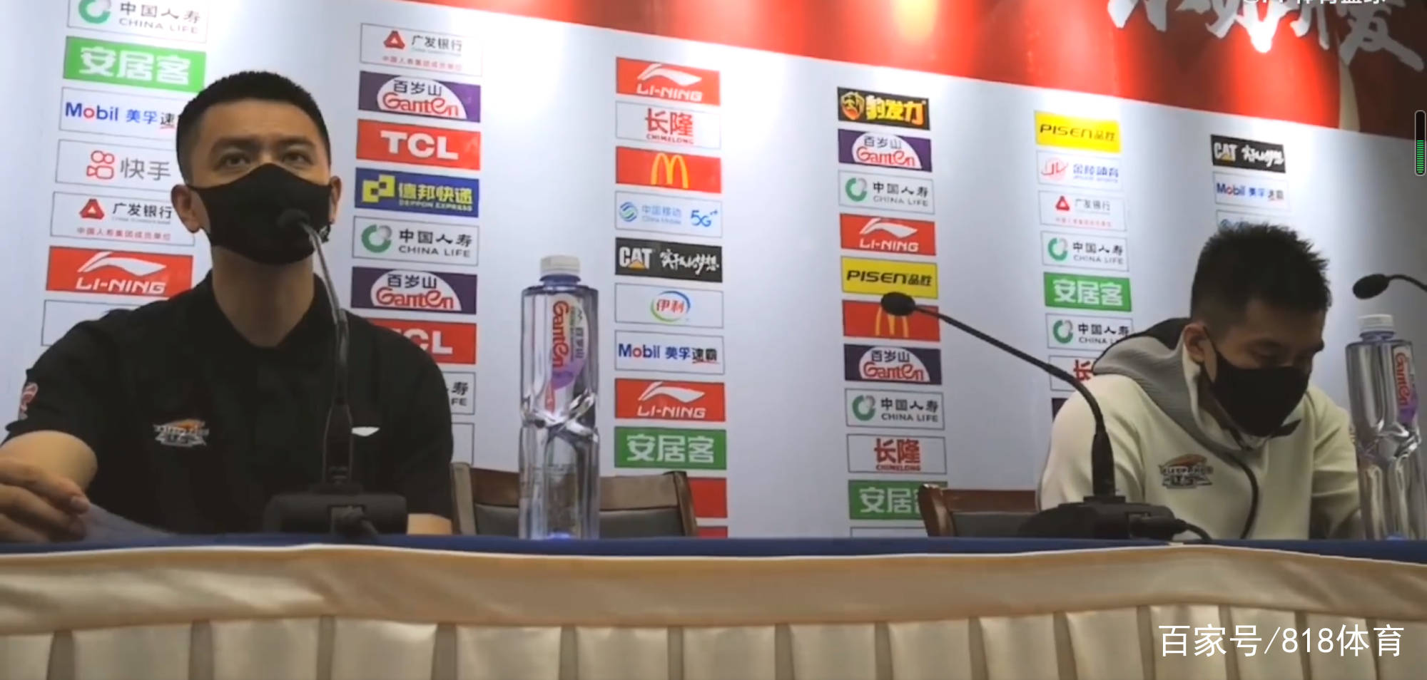 段子手!杨鸣赛后把手机掉在新闻发布厅,跑回来取:这发布会太贵了