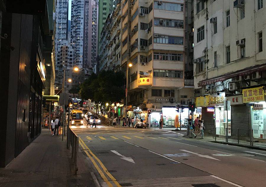 香港西环街头,双层大巴空空荡荡旺角夜景,一片冷清,其他地方呢一年前