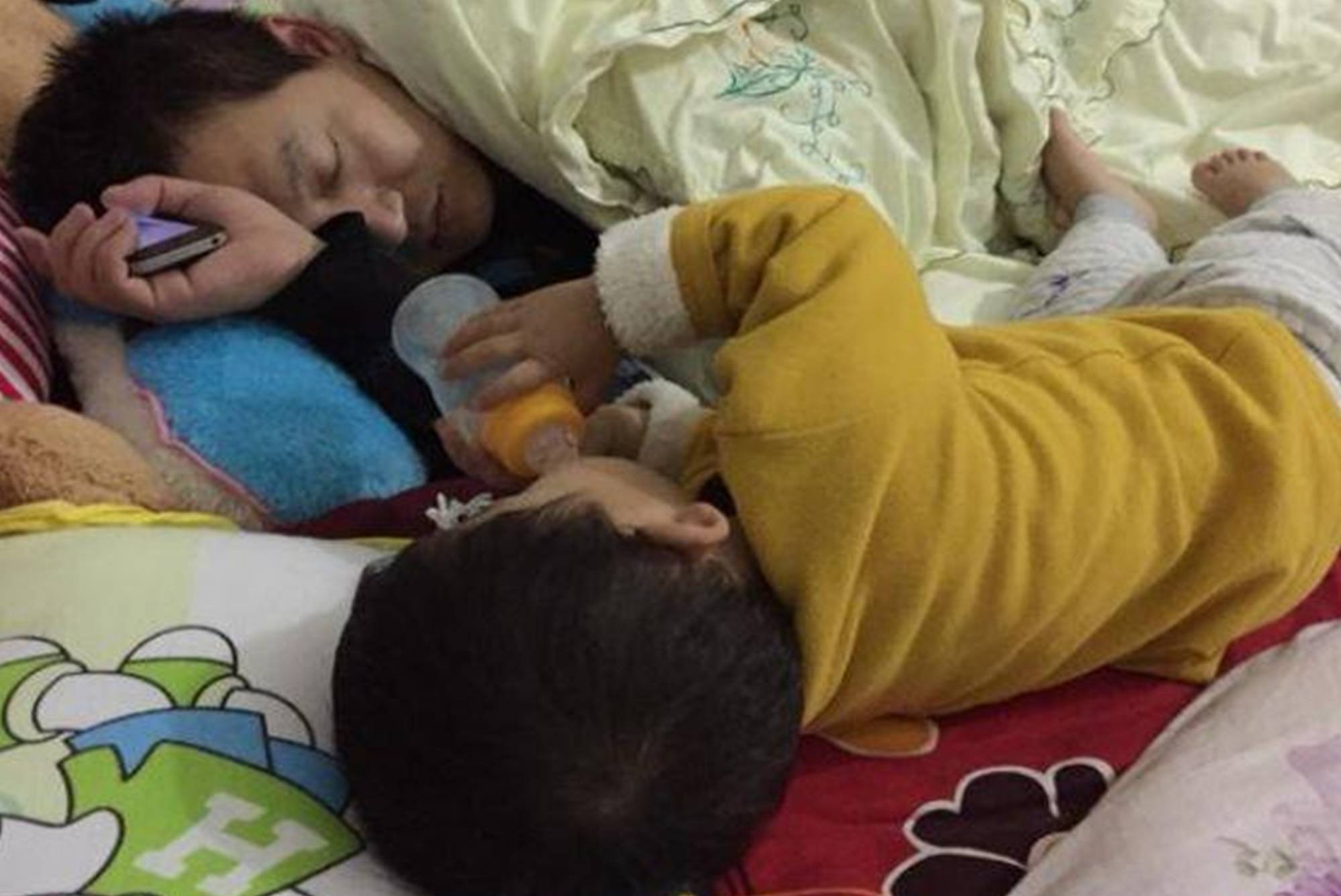 原创不靠谱宝妈带娃走红娃没睡先把自己哄睡着了孩子表现暖心