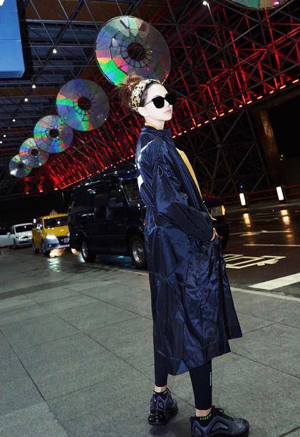 昆凌罕见晒女儿正脸!小周周穿娃娃裙嘴巴跟爸爸一个样,肉脸超萌