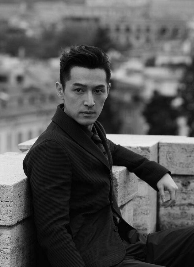 胡歌才是真男神丝绒西装儒雅帅气一点没有中年大叔的油腻感