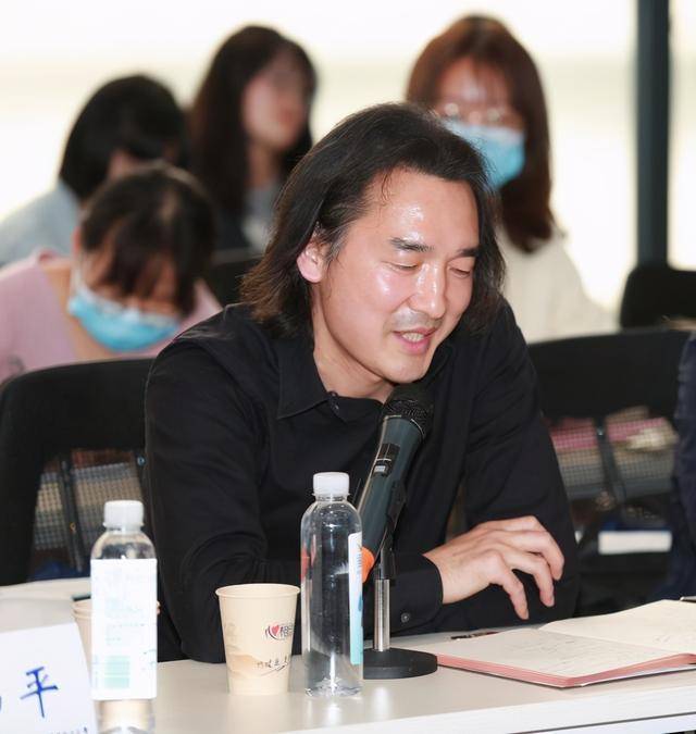 他出版有长篇小说《梦想是生命里的光》,中短篇小说集《剪刀石头布》