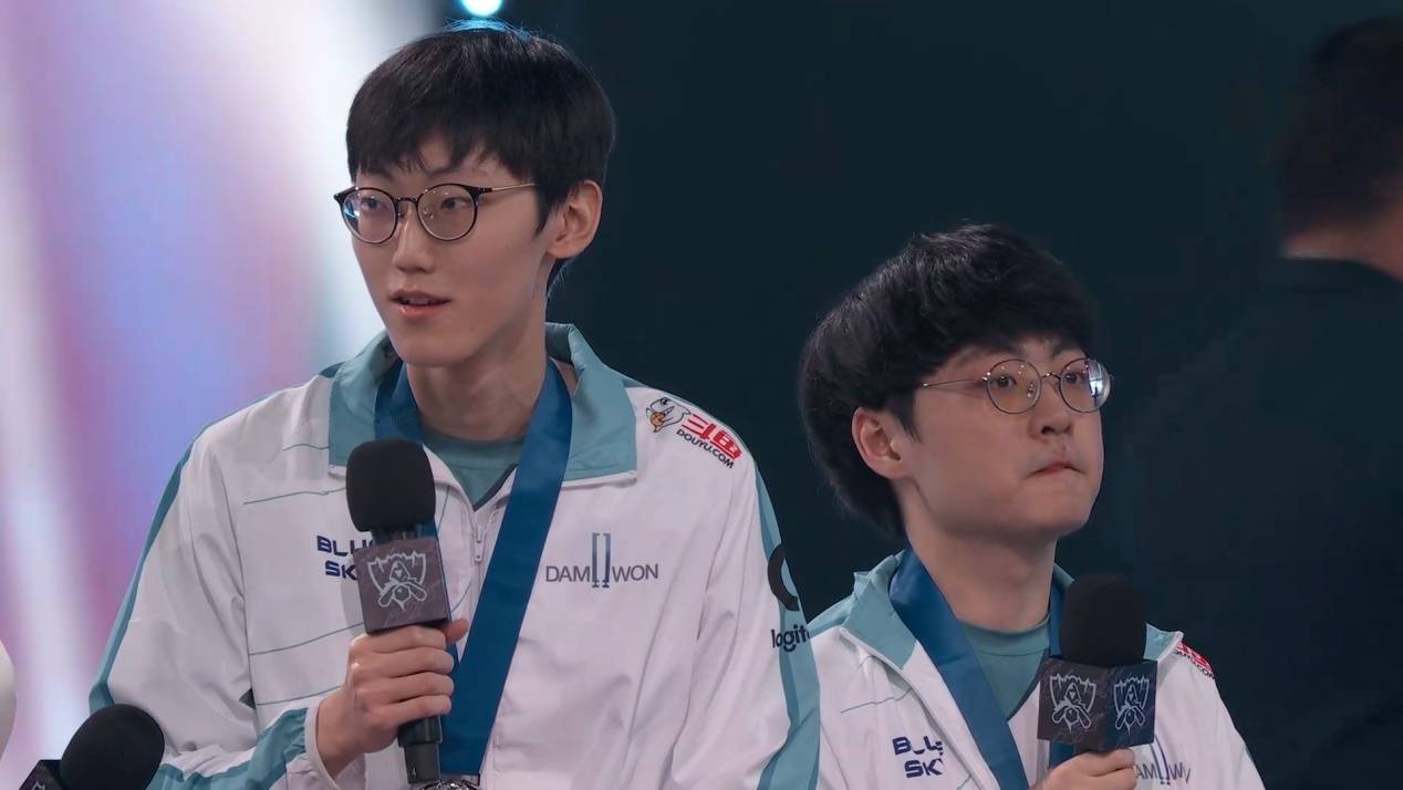 dwg再次打脸现场观众!中单赢下比赛的时候,用一句话来发泄怨气_战队