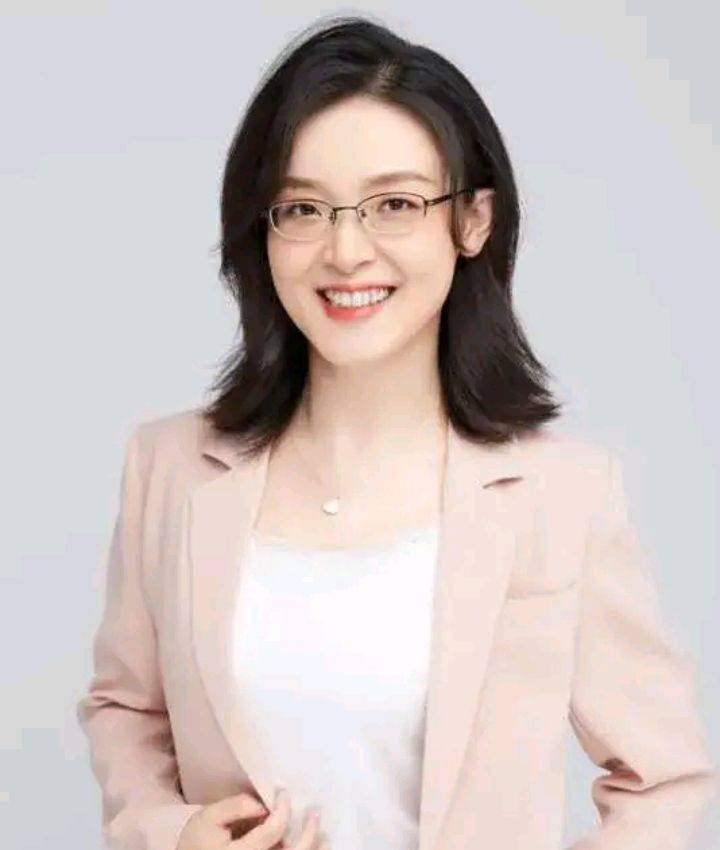 14年了,那个665分上北大,在清华攻读博士的才女,现状如何_付丽莎