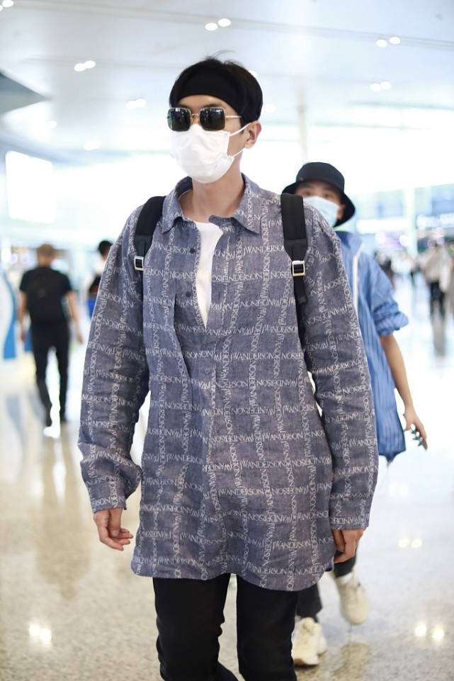 张若昀走机场穿格纹衬衫搭黑色休闲裤再系上发带颇为时尚
