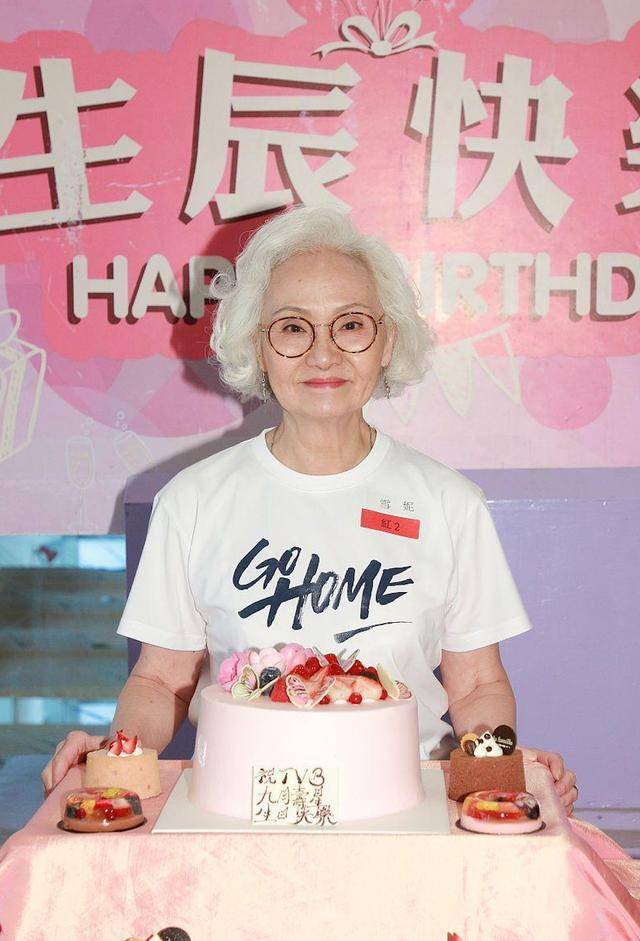 75岁艺人雪妮宣布息影有始有终为tvb宣传获全场热烈掌声致意