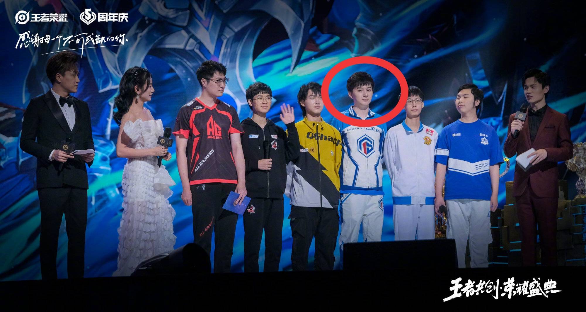 kpl辰鬼采访站c位老帅暖阳当背景板首个fmvp他值得