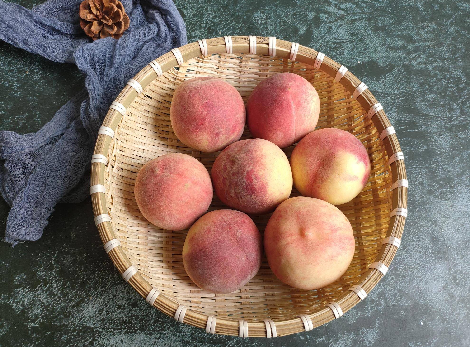 洗桃子,用清水洗还不如不洗,教你几个小妙招,桃毛杂质轻松脱落