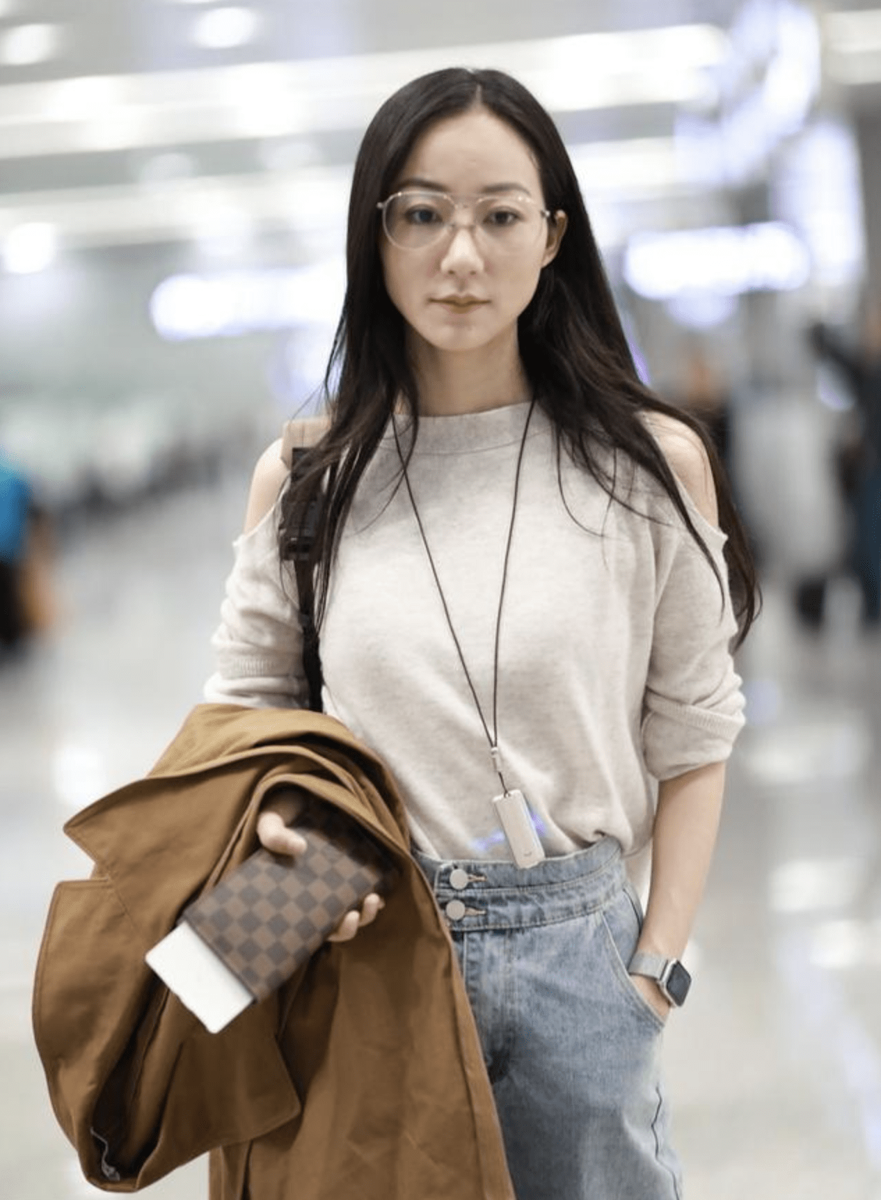 韩雪真是科技达人!素颜走机场,把空气净化器当项链,长见识了_女明星