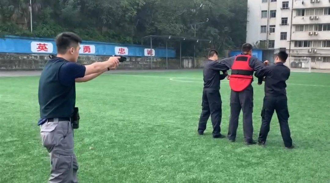 新型装备进基层虎鲨电击枪配发一线是趋势