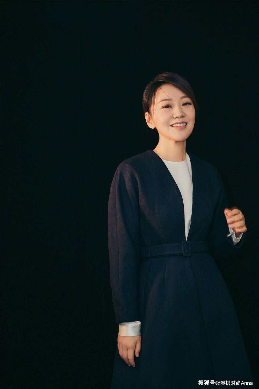 没了7级滤镜49岁闫妮模样太真实牛仔外套配阔腿裤简约接地气