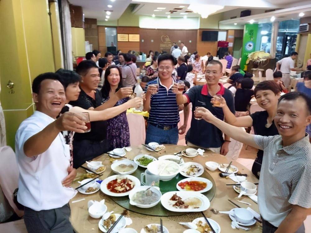 原创人到中年在同学聚会上慢慢地再也见不到这3种人的面孔了