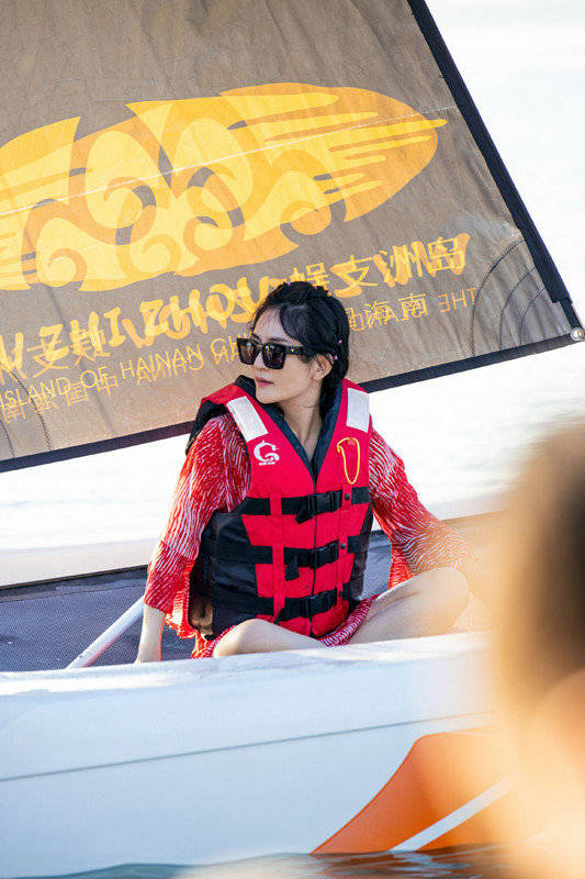 谢娜参加综艺穿红色v领裙扮美人鱼很显年轻也很美