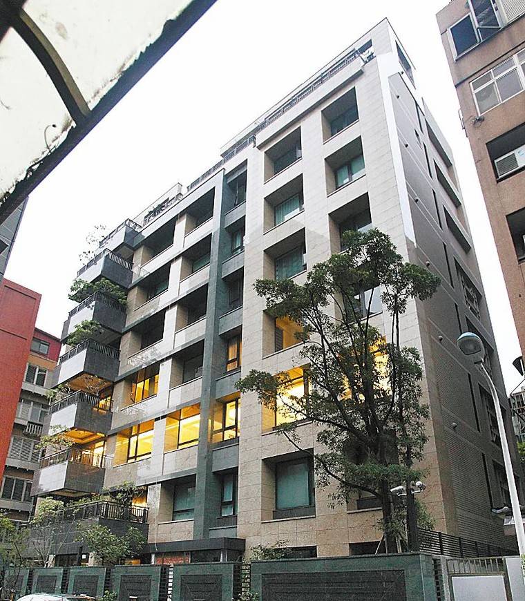原创侯佩岑篮球场四人行被曝出售过亿豪宅疑与旧爱连胜文为邻