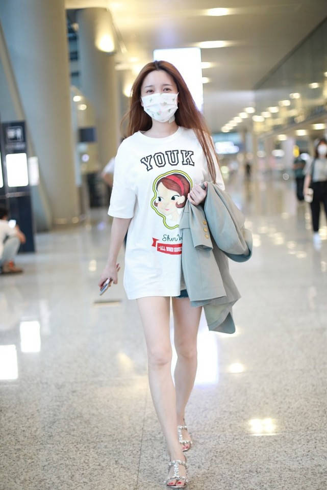 金莎私服多,一天换两套,穿上卡通款t恤出行可美了!