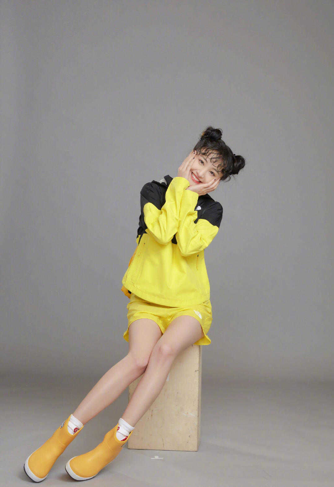 原创辣妈唐嫣让人自卑穿粉色运动套装甜美俏皮比00后还嫩