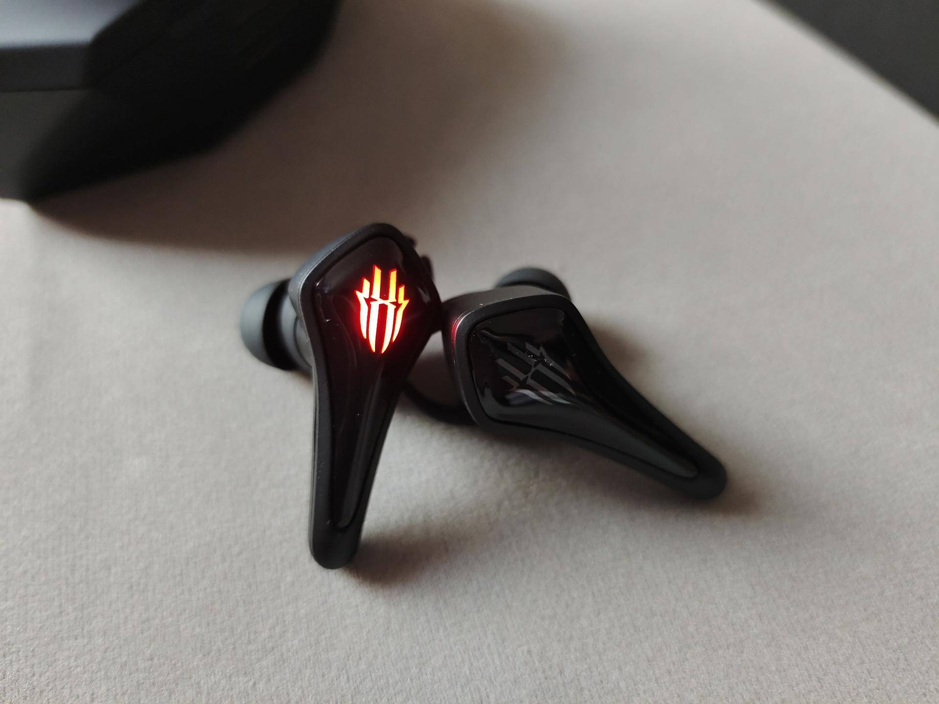 光效炫酷竞技感强红魔tws真无线蓝牙游戏耳机评测