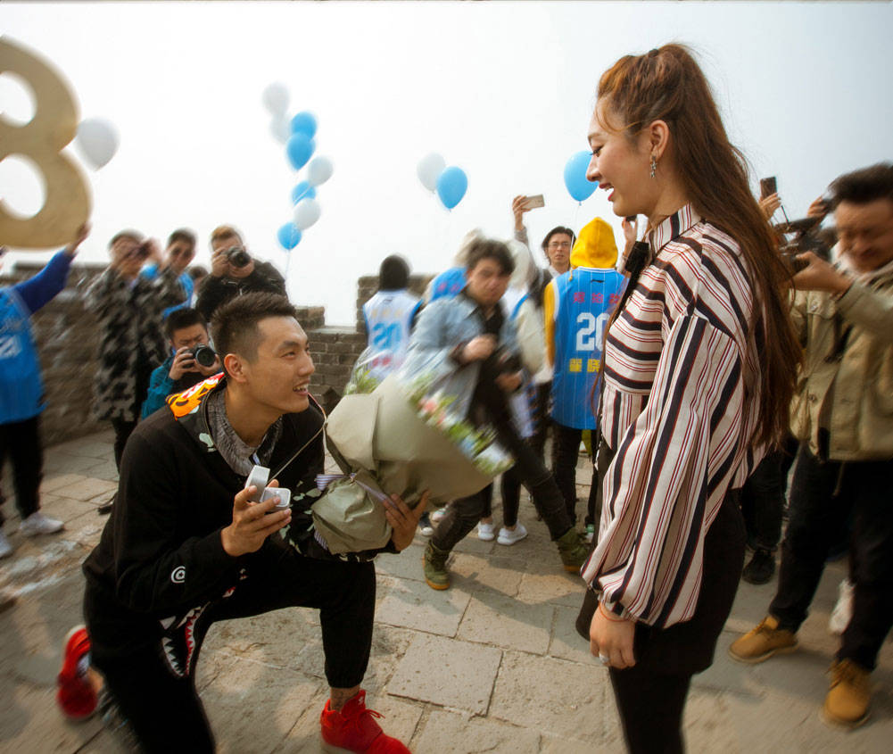 原创北京首钢太太团曝光翟晓川长城求婚王骁辉美艳女友意外现身