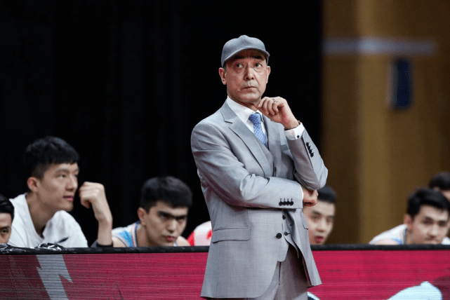 杨鸣抱怨裁判新疆小将撞人 阿的江回怼:没打过球啊,这都吵吵!_霍楠