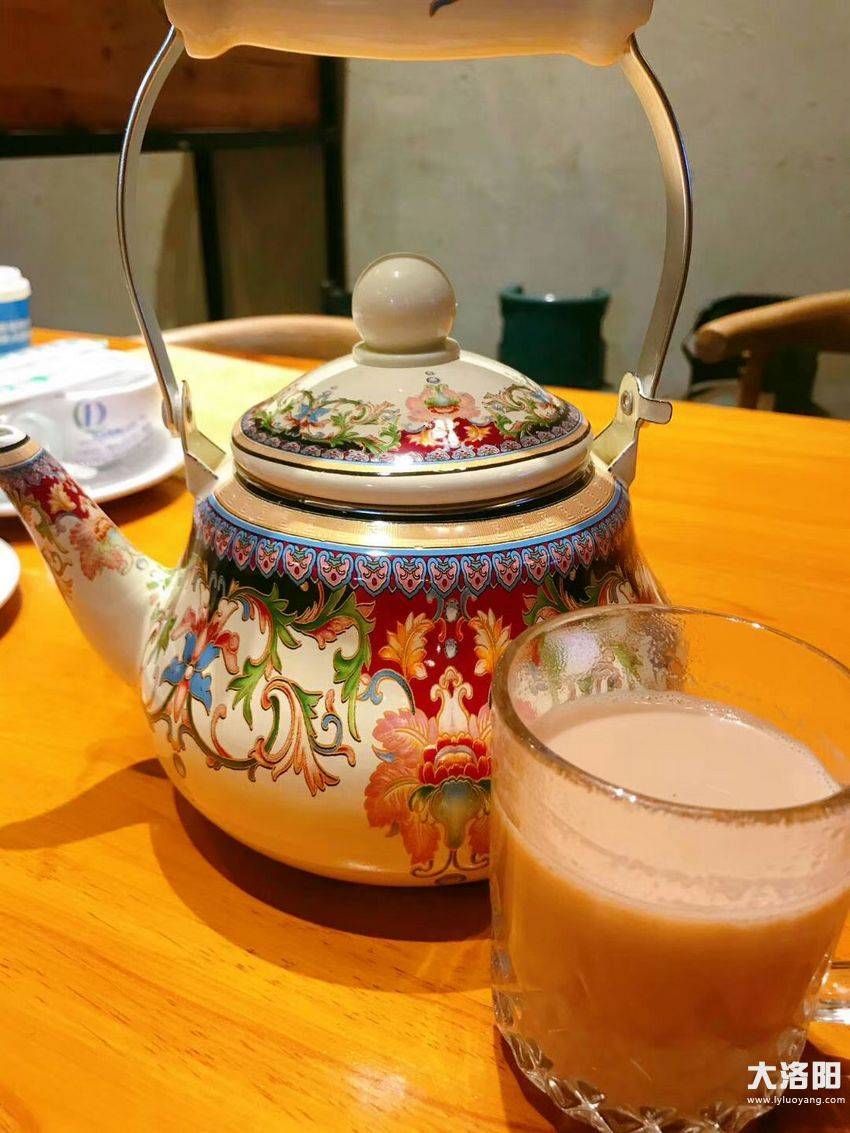 奶茶 咸口奶茶,各种新疆饮料,别有一番滋味.
