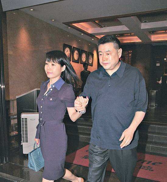 原创2个月卖掉十几亿藏品刘銮雄是跑了么其实是甘比在布局争家产