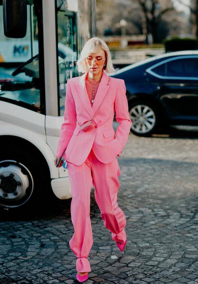 选对颜色就时髦,今秋流行的"千禧粉"解析,每一套都是穿搭模板