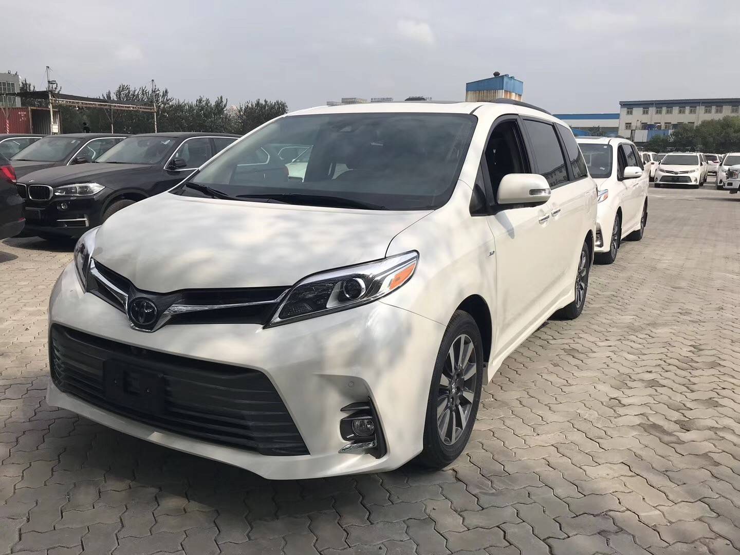 2020款丰田塞纳 全新时尚外观犹如谦谦君子