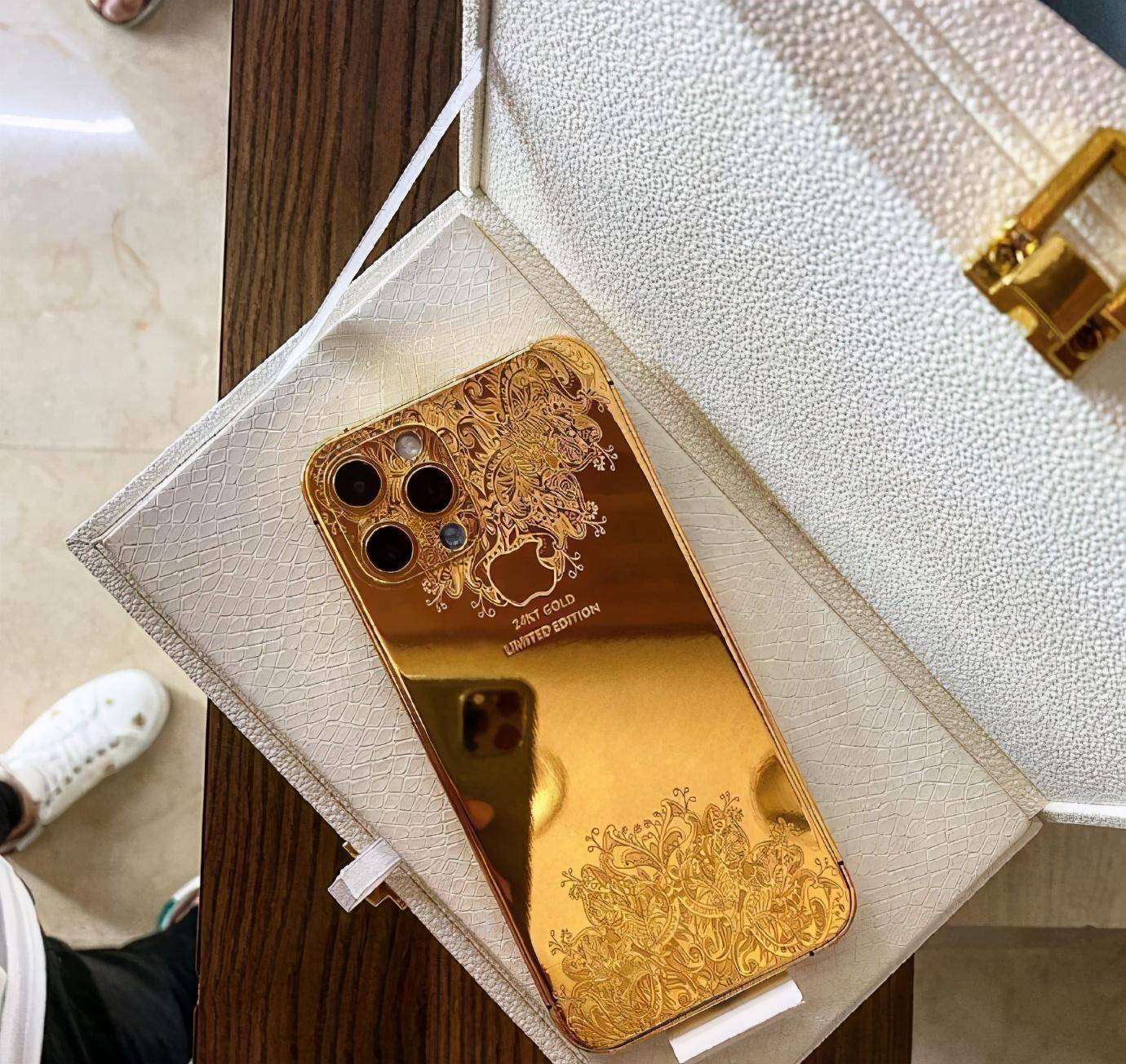 原创价值16万的iphone12现世24k纯金打造