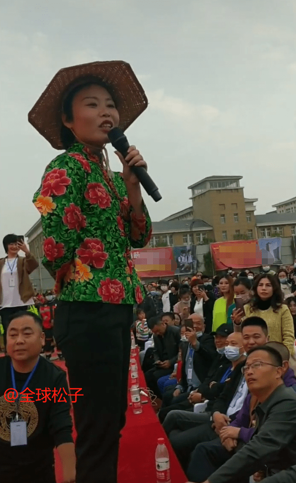 原创飘了草帽姐商演人气爆棚她的一个动作却被指责很不雅