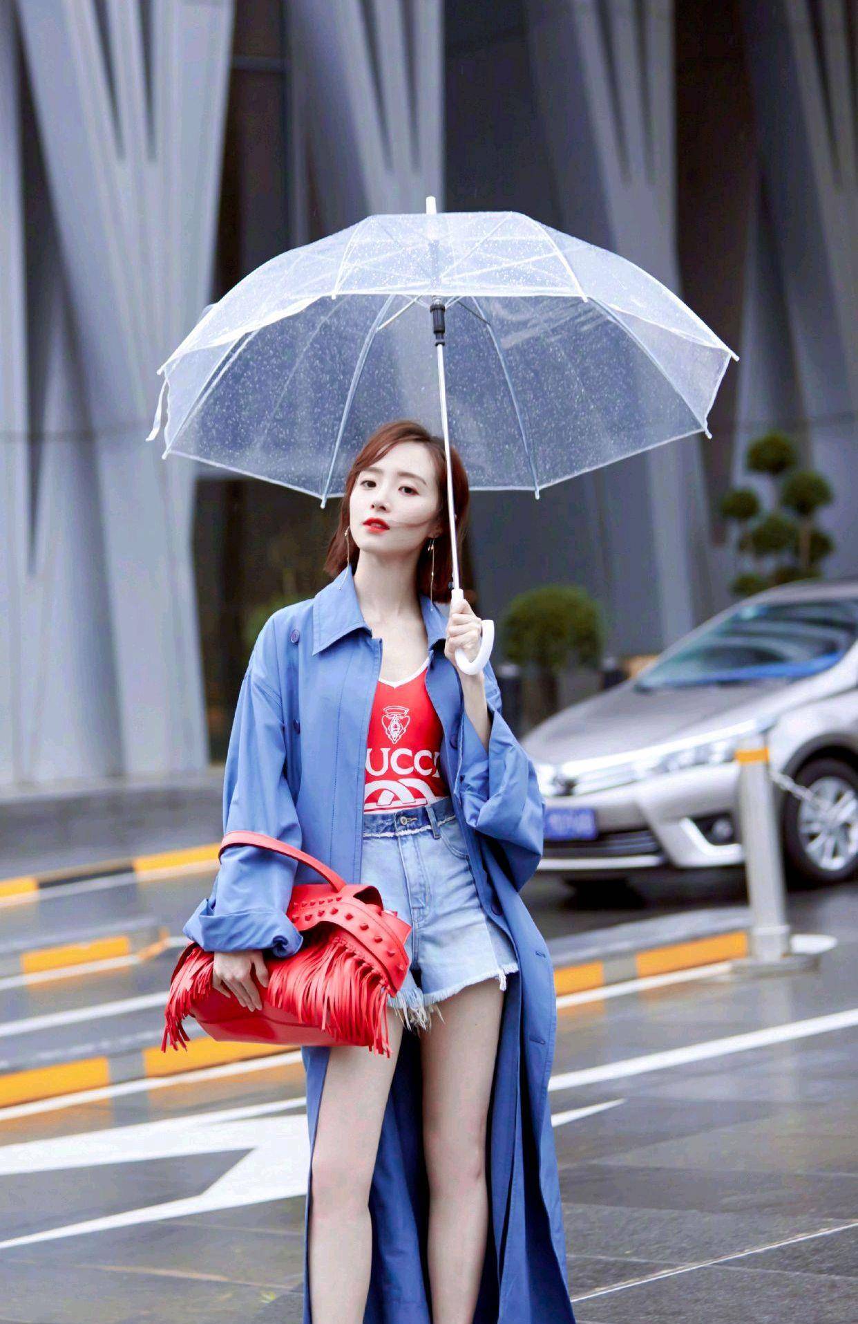 胡冰卿的这身穿搭就很抢镜了,身穿一件蓝色风衣搭配一条蓝色牛仔热裤